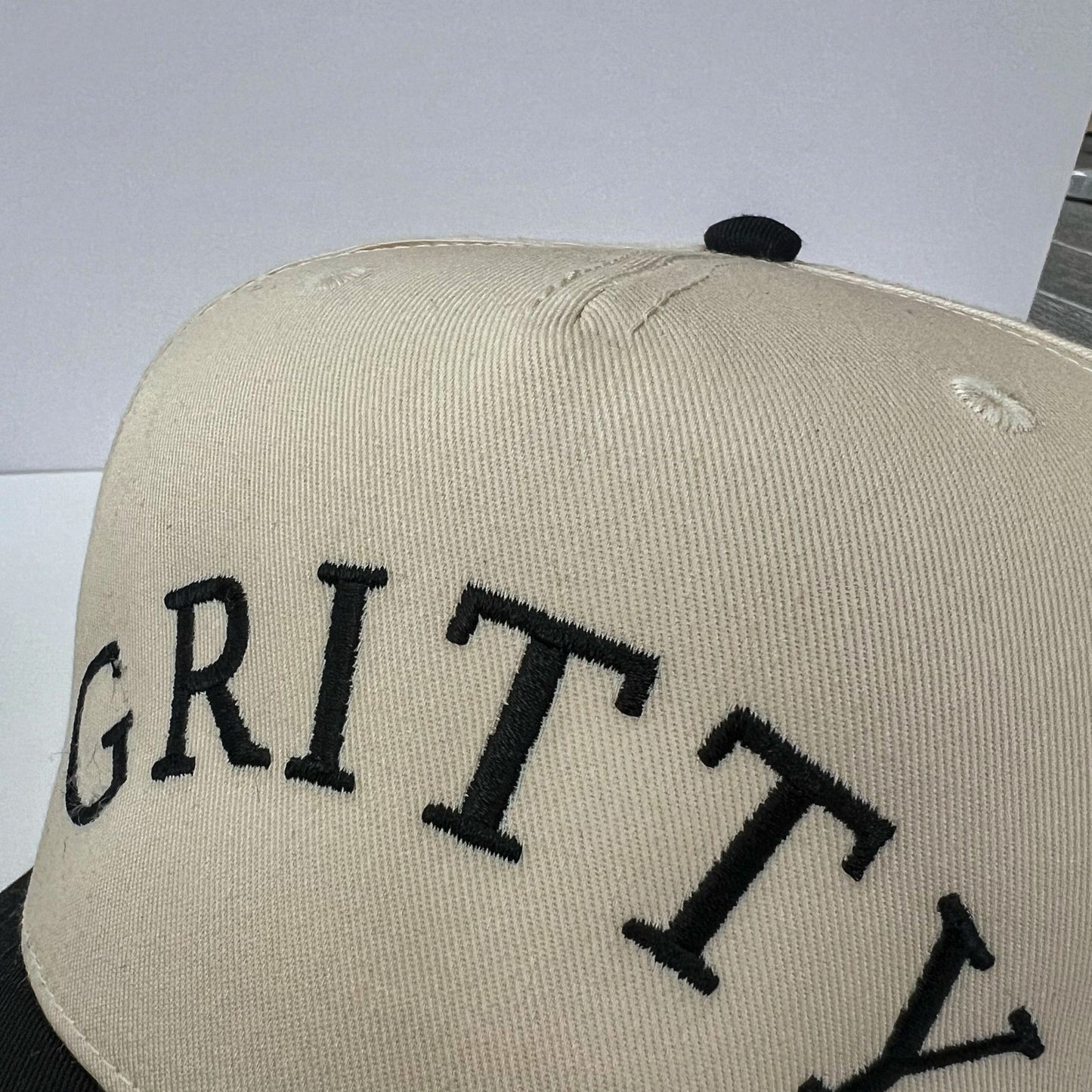 Gritty 5-Panel Curved Logo– Natural/Black