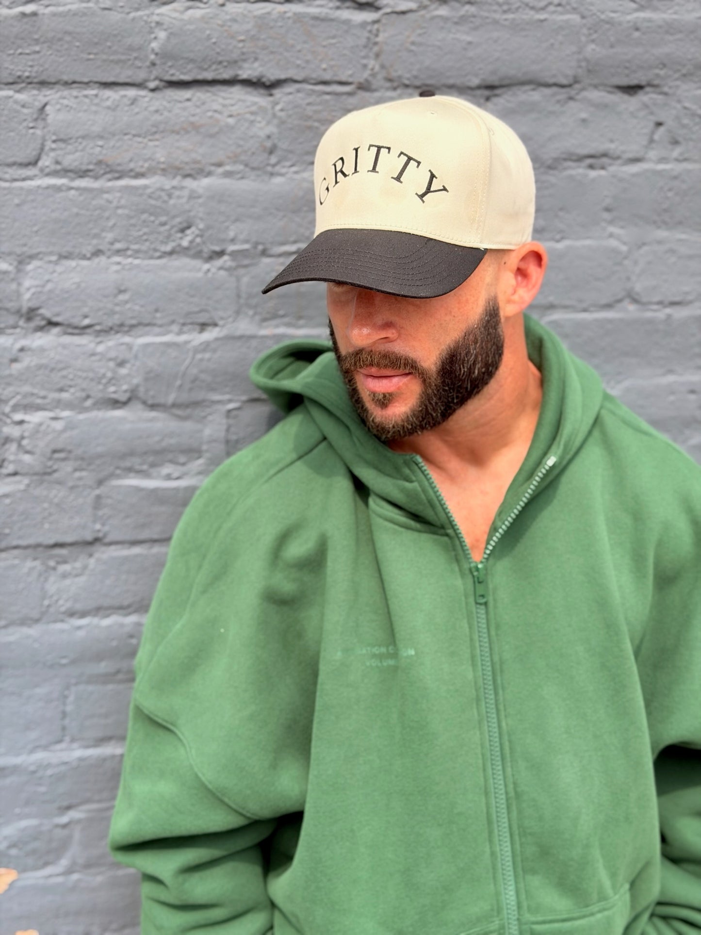 Gritty 5-Panel Curved Logo– Natural/Black