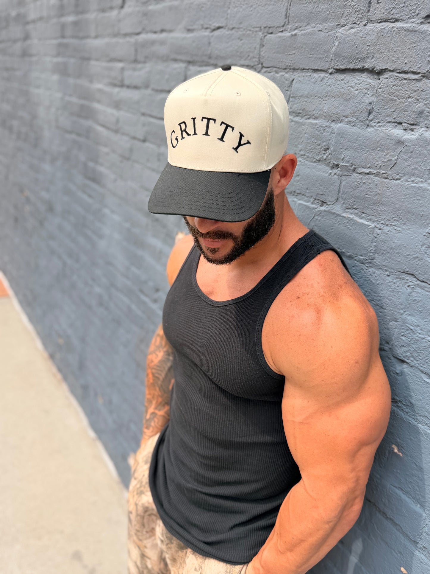 Gritty 5-Panel Curved Logo– Natural/Black
